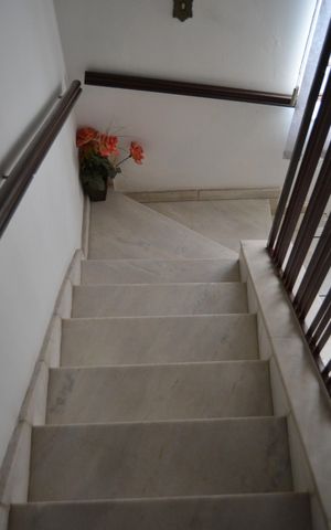Casa à venda com 350m², 2 quartos e 5 vagasEscada