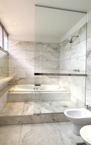 Apartamento à venda com 274m², 4 quartos e 3 vagas Apartamento à venda com 274m², 4 quartos e 3 vagasBanheiro da Suíte 2