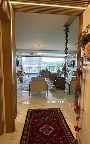 Apartamento à venda com 228m², 3 quartos e sem vaga Apartamento à venda com 228m², 3 quartos e sem vagaEntrada