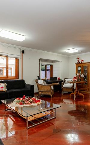 Casa de condomínio à venda com 365m², 4 quartos e 3 vagas Casa de condomínio à venda com 365m², 4 quartos e 3 vagasSala
