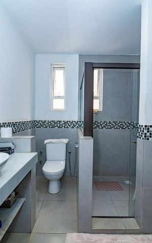 Casa à venda com 330m², 4 quartos e 2 vagas Casa à venda com 330m², 4 quartos e 2 vagasBanheiro da Suíte 1-2
