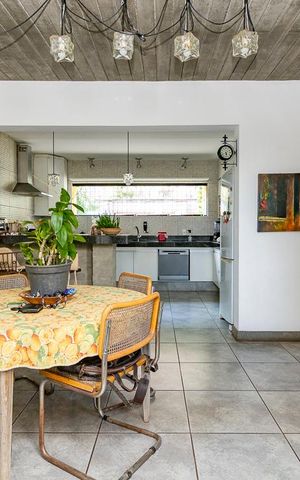 Casa à venda com 330m², 4 quartos e 2 vagas Casa à venda com 330m², 4 quartos e 2 vagasSala 1