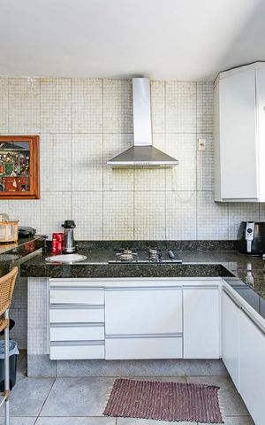 Casa à venda com 330m², 4 quartos e 2 vagas Casa à venda com 330m², 4 quartos e 2 vagasCozinha