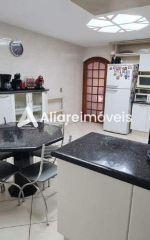 Casa à venda com 300m², 4 quartos e 4 vagas