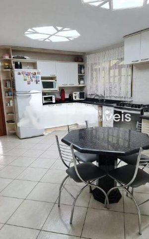 Casa à venda com 300m², 4 quartos e 4 vagas
