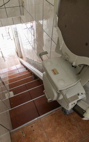 Casa à venda com 120m², 4 quartos e 2 vagas Casa à venda com 120m², 4 quartos e 2 vagasEscada Área de serviço