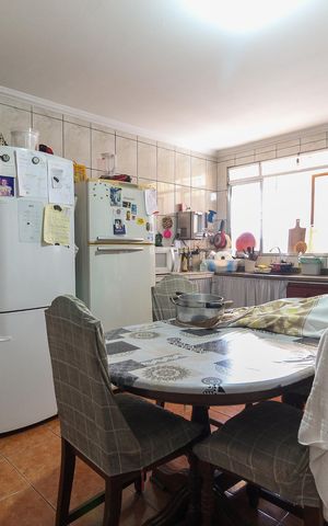 Casa à venda com 120m², 4 quartos e 2 vagas Casa à venda com 120m², 4 quartos e 2 vagasCozinha