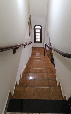 Casa à venda com 120m², 4 quartos e 2 vagas Casa à venda com 120m², 4 quartos e 2 vagasEscada