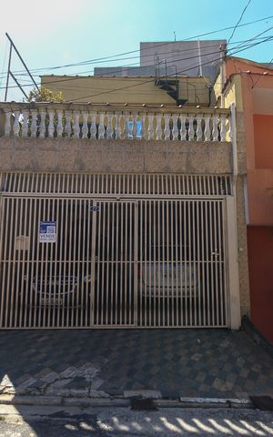 Casa à venda com 120m², 4 quartos e 2 vagas Casa à venda com 120m², 4 quartos e 2 vagasFachada