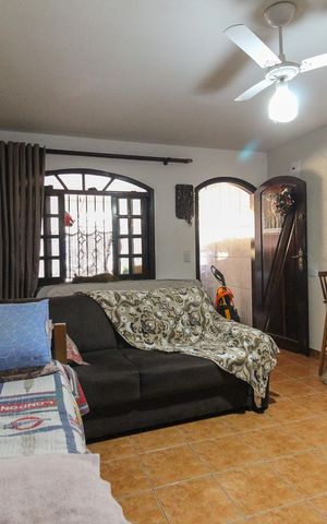 Casa à venda com 120m², 4 quartos e 2 vagas Casa à venda com 120m², 4 quartos e 2 vagasSala