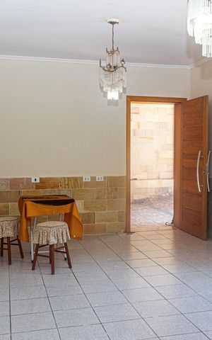 Casa à venda com 220m², 3 quartos e 4 vagas Casa à venda com 220m², 3 quartos e 4 vagasSala 1