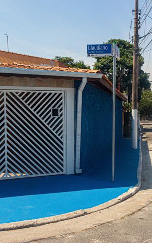 Casa à venda com 220m², 3 quartos e 4 vagas Casa à venda com 220m², 3 quartos e 4 vagasFachada