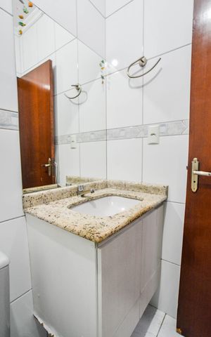 Casa à venda com 180m², 3 quartos e 2 vagas Casa à venda com 180m², 3 quartos e 2 vagasBanheiro Social