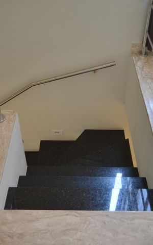 Casa à venda com 223m², 4 quartos e 4 vagasEscada