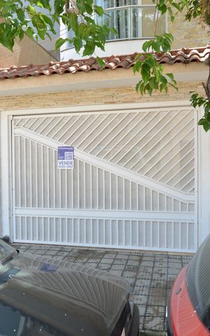 Casa à venda com 223m², 4 quartos e 4 vagasFachada