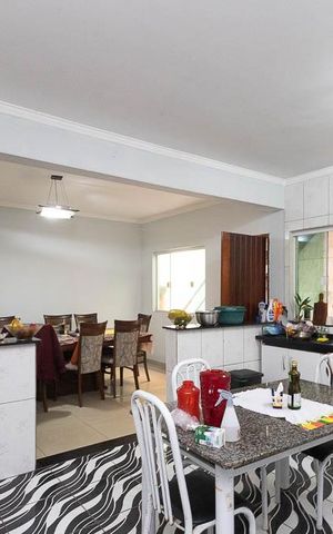 Casa à venda com 310m², 5 quartos e 3 vagas Casa à venda com 310m², 5 quartos e 3 vagasCopa / Cozinha