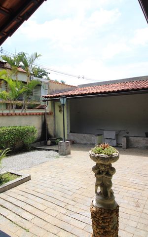Casa de condomínio à venda com 194m², 4 quartos e 1 vagaQuintal