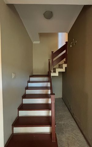 Casa para alugar com 343m², 5 quartos e 5 vagasEscada