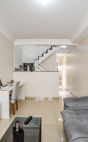 Casa à venda com 131m², 3 quartos e 2 vagas Casa à venda com 131m², 3 quartos e 2 vagasSala