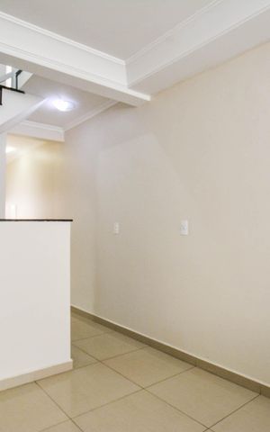 Casa à venda com 131m², 3 quartos e 2 vagas Casa à venda com 131m², 3 quartos e 2 vagasSala