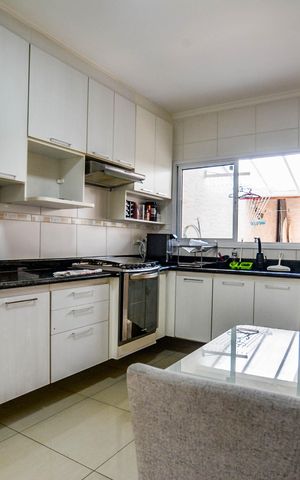 Casa à venda com 131m², 3 quartos e 2 vagas Casa à venda com 131m², 3 quartos e 2 vagasCozinha