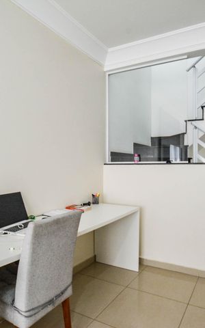 Casa à venda com 131m², 3 quartos e 2 vagas Casa à venda com 131m², 3 quartos e 2 vagasSala