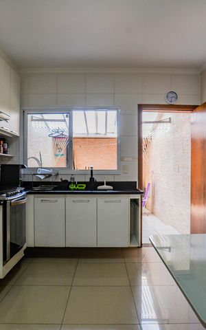 Casa à venda com 131m², 3 quartos e 2 vagas Casa à venda com 131m², 3 quartos e 2 vagasCozinha