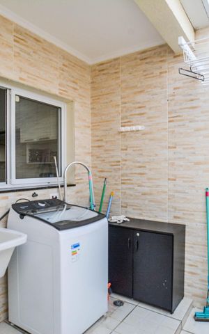 Casa à venda com 131m², 3 quartos e 2 vagas Casa à venda com 131m², 3 quartos e 2 vagasÁrea de Serviço