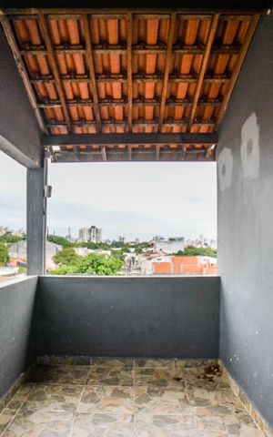 Casa à venda com 180m², 3 quartos e 1 vaga Casa à venda com 180m², 3 quartos e 1 vagaVaranda