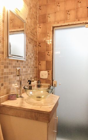 Casa à venda com 160m², 2 quartos e 1 vaga Casa à venda com 160m², 2 quartos e 1 vagaBanheiro