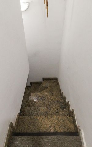 Casa à venda com 160m², 2 quartos e 1 vaga Casa à venda com 160m², 2 quartos e 1 vagaEscada