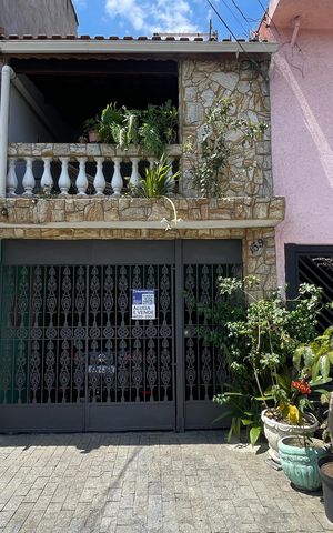 Casa à venda com 160m², 2 quartos e 1 vaga Casa à venda com 160m², 2 quartos e 1 vagaFachada