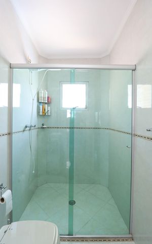 Casa à venda com 349m², 4 quartos e 4 vagas Casa à venda com 349m², 4 quartos e 4 vagasBanheiro da Suíte 2