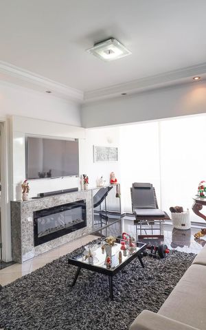Casa à venda com 349m², 4 quartos e 4 vagas Casa à venda com 349m², 4 quartos e 4 vagasSala 1