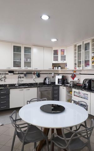 Casa à venda com 349m², 4 quartos e 4 vagas Casa à venda com 349m², 4 quartos e 4 vagasCozinha