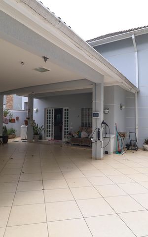 Casa à venda com 349m², 4 quartos e 4 vagas Casa à venda com 349m², 4 quartos e 4 vagasGaragem