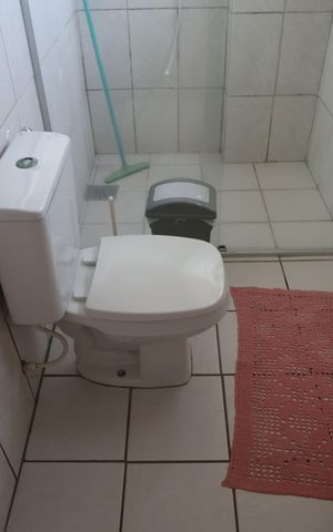 Casa à venda com 90m², 2 quartos e 2 vagasBanheiro 1