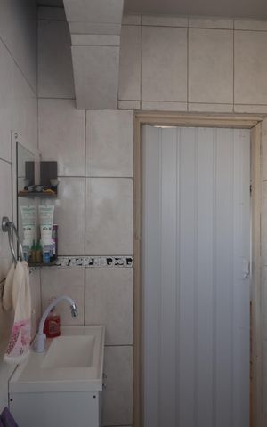 Casa à venda com 90m², 2 quartos e 2 vagasBanheiro 1