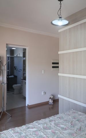 Casa à venda com 233m², 5 quartos e 4 vagasSuite