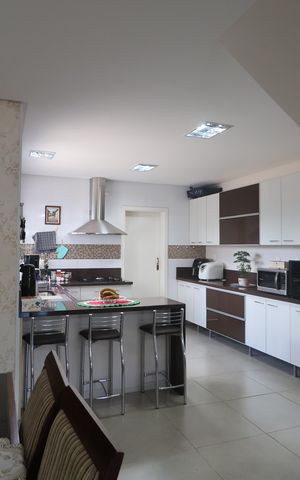 Casa à venda com 233m², 5 quartos e 4 vagasCozinha