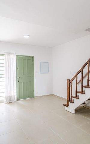 Casa à venda com 100m², 2 quartos e 1 vaga Casa à venda com 100m², 2 quartos e 1 vagaSala