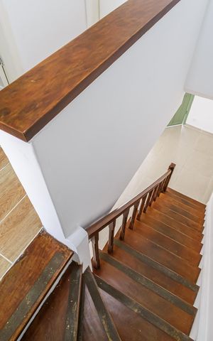 Casa à venda com 100m², 2 quartos e 1 vaga Casa à venda com 100m², 2 quartos e 1 vagaEscada