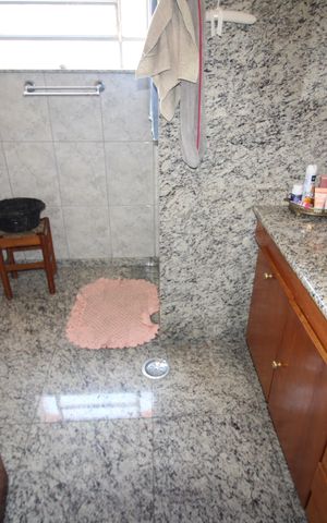 Casa à venda com 250m², 5 quartos e 4 vagasBanheiro 1