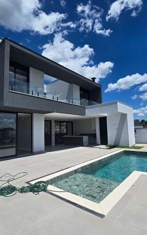 Casa de condomínio à venda com 328m², 4 quartos e 4 vagas