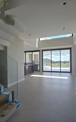 Casa de condomínio à venda com 328m², 4 quartos e 4 vagas