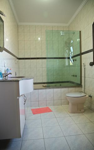 Casa à venda com 241m², 4 quartos e 4 vagasBanheiro da Suíte 