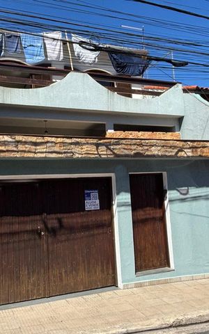 Casa à venda com 241m², 4 quartos e 4 vagasFachada 