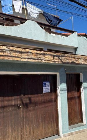 Casa à venda com 241m², 4 quartos e 4 vagasFachada 