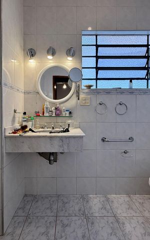 Casa para alugar com 188m², 3 quartos e 2 vagas Casa para alugar com 188m², 3 quartos e 2 vagasBanheiro Suíte