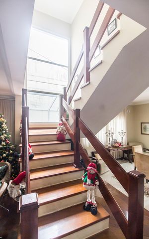 Casa de condomínio à venda com 294m², 4 quartos e 4 vagas Casa de condomínio à venda com 294m², 4 quartos e 4 vagasEscada